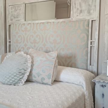 dormitorio de aire barroco con muebles restaurados